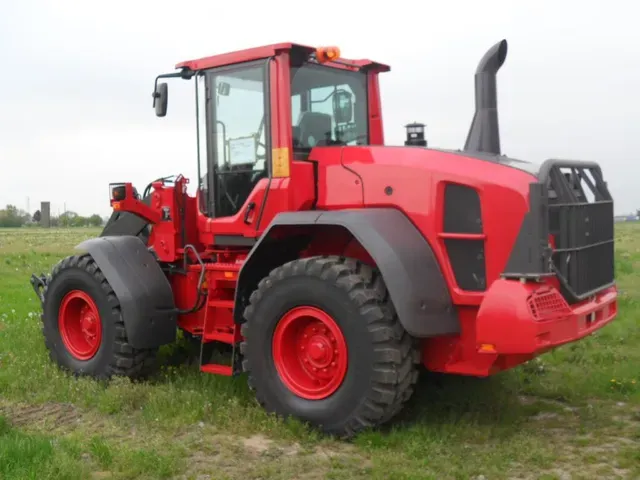 engin-tracteur-rouge