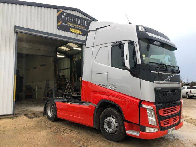 camion-rouge-blanc
